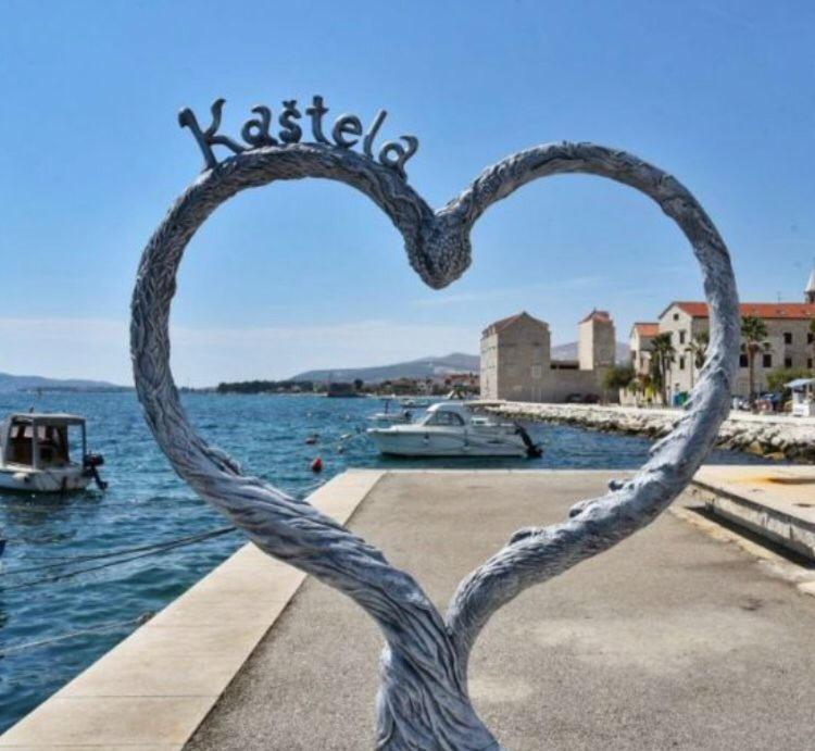 Ferienhaus Maestral - Kastel Kambelovac Kastela Bagian luar foto